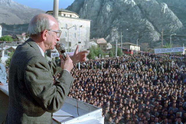<p><strong>ERDAL İNÖNÜ</strong></p>

<p>16 Kasım 1990 Amasya</p>
