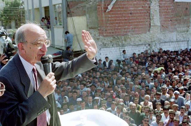 <p><strong>ERDAL İNÖNÜ</strong></p>

<p>25 Nisan 1991 Aydın</p>
