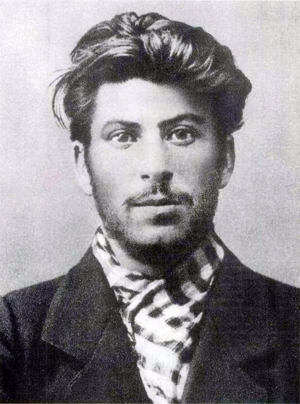 <p>Tarihte kendisine yer edinmiş liderlerin daha önce hiç görmediğiniz gençlik halleri...</p>

<p>Joseph Stalin</p>
