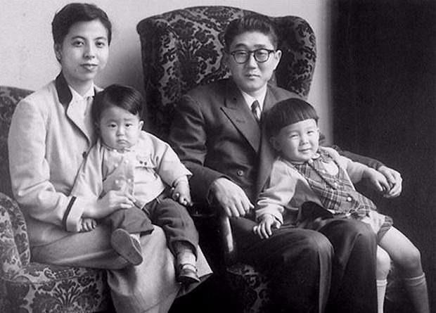 <p>Şinzo Abe (Annesinin kucağında)</p>
