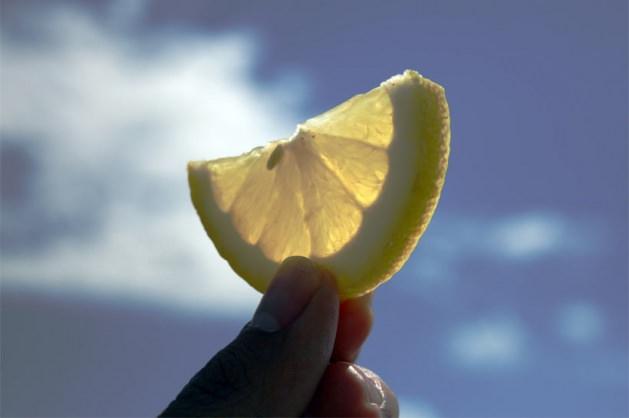 <p>Yemeklerde, çorbalarınızda, balığın üzerinde yemeye doyamadığınız limonun birçok faydası olduğunu biliyor muydunuz?</p>
