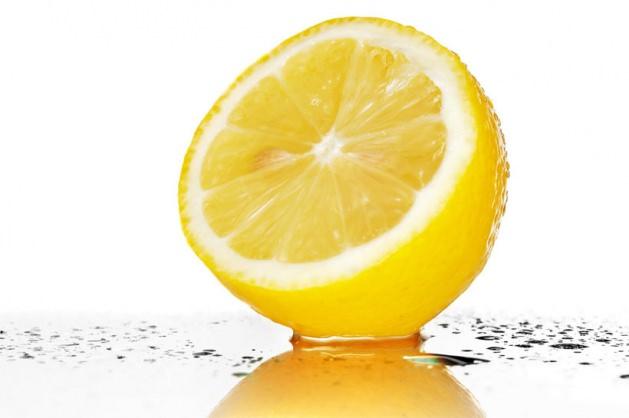 <p>Limon, sindirim sisteminden bağışıklık sistemine destek olmaya, viral enfeksiyonlardan iltihap azaltmaya varıncaya kadar sağlığınız için oldukça önemlidir. Limon aynı zamanda C vitamini, B kompleks vitaminleri, kalsiyum, demir, magnezyum, potasyum ve lifle dolu bir gıda.</p>
