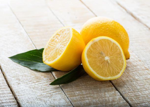 <p>Potasyum kaynağı. Eğer muz sevmiyorsanız, limon suyundan maksimum yararlanmaya bakın. Çünkü potasyum kalp, sinir ve beyin fonksiyonlarının düzenli olması için kesinlikle gereklidir.</p>
