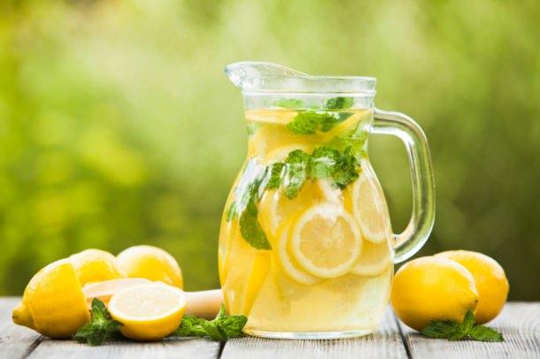 <p>Kafein ihtiyacınızı azaltır. Sabahları bir fincan kahve yerine ılık limonlu bir su içerseniz kesinlikle öğleden sonra çöken o rehavet hayatınızdan çıkacak, göreceksiniz. Bu da kafeine olan bağımlılığı azaltır.</p>