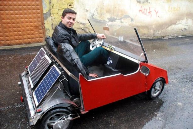 <p>"Arabamız gün ışığından yararlanıyor ve direk güneş panellerinden ilerliyor. Öğle güneşi olduğu zaman yüzde 75 ilerleme sağlıyor, yani 60 kilometre hıza kadar çıkıyor. Bulutlu havalarda yüzde 25 verim sağlıyor, o zaman da akülerimiz devreye giriyor. 2 motorumuz var ve 2 kişi binebiliyor. Aracın yavaş olmasında akülerin ikinci el olmasının da etkisi var. Yaz tatilinde üzerini de kapatmayı düşünüyorum."</p>
<p> </p>