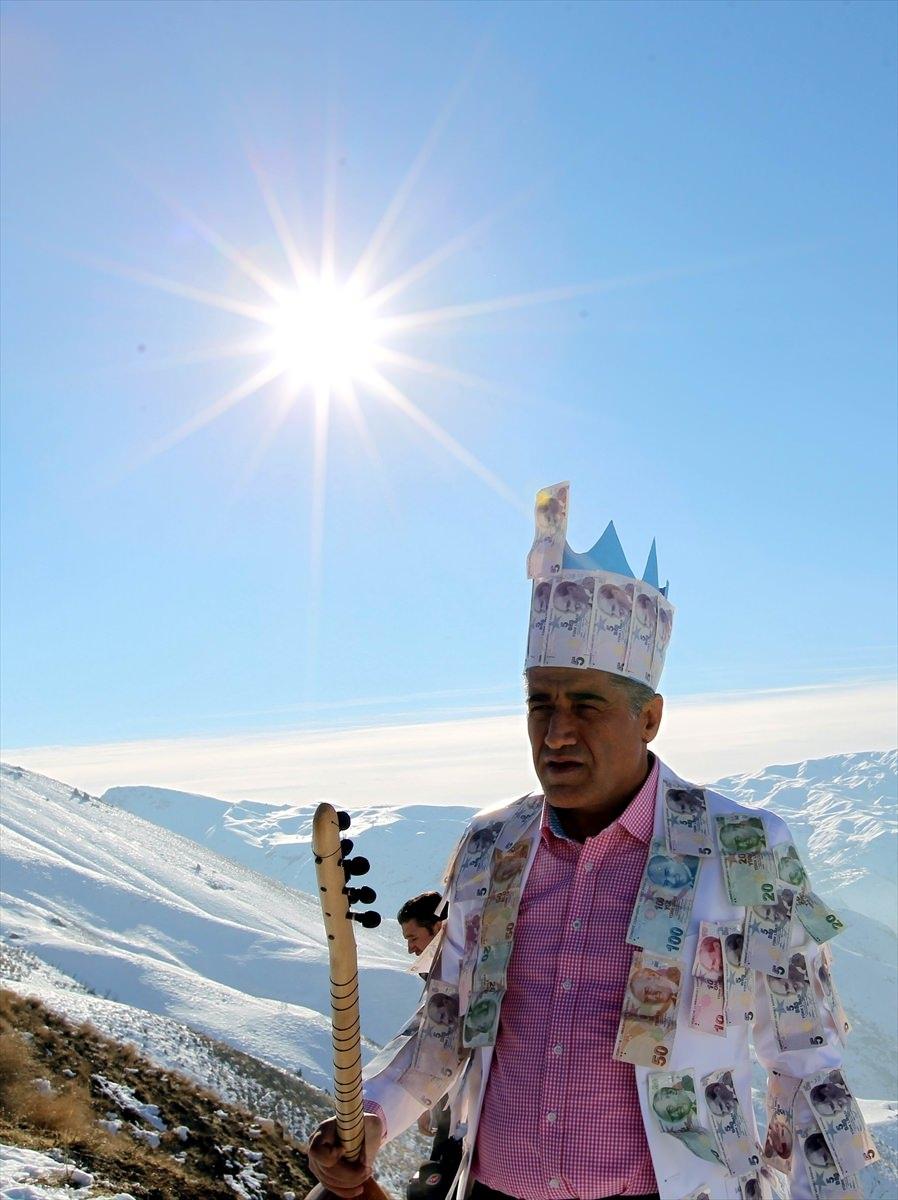 <p>Aydın daha sonra Hakkari-Van karayolu üzerindeki Gençlik Köprüsü'ne çıkarak yanındaki bir miktar doları Zap Suyu'na attı. </p>