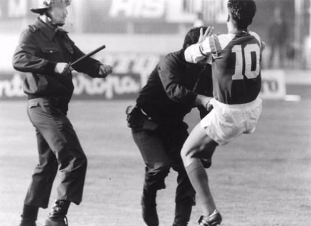 <p>Zvonimir Boban, sahada hep bir fazlasıydı... Öyle ki, 13 Mayıs 1990'da oynanan tarihi Dinamo Zagrep-Kızılyıldız maçında sahaya giren Yugoslav polisiyle kavga eden Boban, Hırvat milliyetçileri için bir ikon haline gelmişti.</p>
<p> </p>