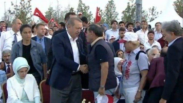 <p>Türkiye'de dün 81 ilde millet sokaklara, caddelere inerek 'Demokrasi ve Şehitler' için yürüdü, haykırdı... Yenikapı'da 5 milyonun üzerinde vatandaşın katılımıyla yapılan mitingde spor dünyasının önemli isimleri vardı...</p>
