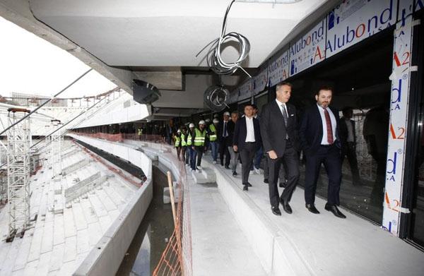<p>İnşaat çalışmalarının sürdüğü Vodafone Arena'da Aktif Bank Genel Müdürü Dr. Serdar Sümer ile bir araya gelen Beşiktaş Kulübü Başkanı Fikret Orman'a, As Başkan Deniz Atalay, Yeni Stat ve Yeni Stat Sponsorluklarından Sorumlu Yönetim Kurulu Üyesi Umut Güner ile Genel Sekreter Ahmet Ürkmezgil de eşlik etti.</p>
