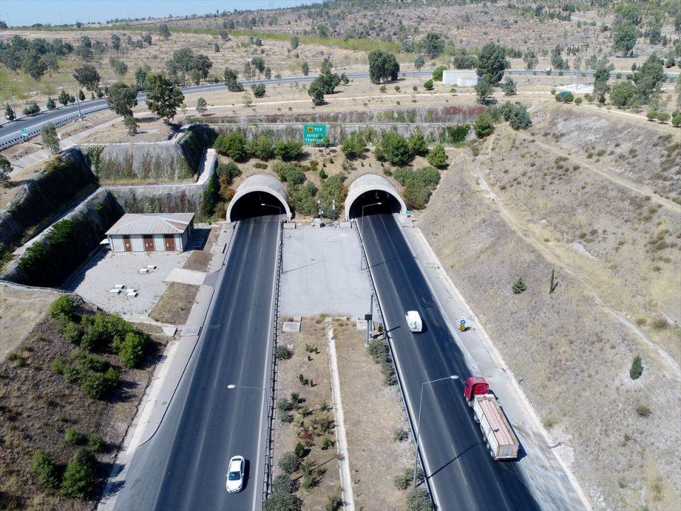 <p><strong>Konak Tüneli</strong></p>
<p>Başbakan Binali Yıldırım'ın İzmir'den milletvekili adayı olduğu 2011 seçimleri öncesi yapmayı vadettiği projeler arasında bulunan Konak Tüneli ise 24 Mayıs 2015'te vatandaşların hizmetine sunuldu.</p>