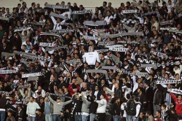 <p>“Kadıköy siyah-beyaza boyandı” 11 Mayıs 199'de Beşiktaş’ın üst üste 2. şampiyonluğunu ilan etmesi için Fenerbahçe’yi yenmesi yeterli. F.Bahçe’nin stadını siyah-beyazlı taraftarlar tıklım tıklım dolduruyor. Maçı 2-0 kazanan Beşiktaş şampiyon oluyor.</p>