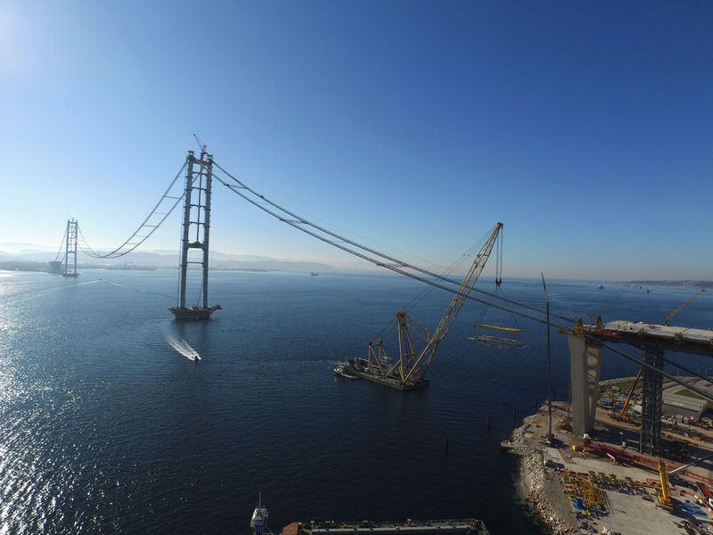 <p>İstanbul-İzmir arasındaki yolun 3,5 saate inmesini sağlayacak 433 kilometrelik uzunluğundaki projenin şu ana kadar yüzde 52’lik bölümünün tamamlandığı belirtildi.</p>
