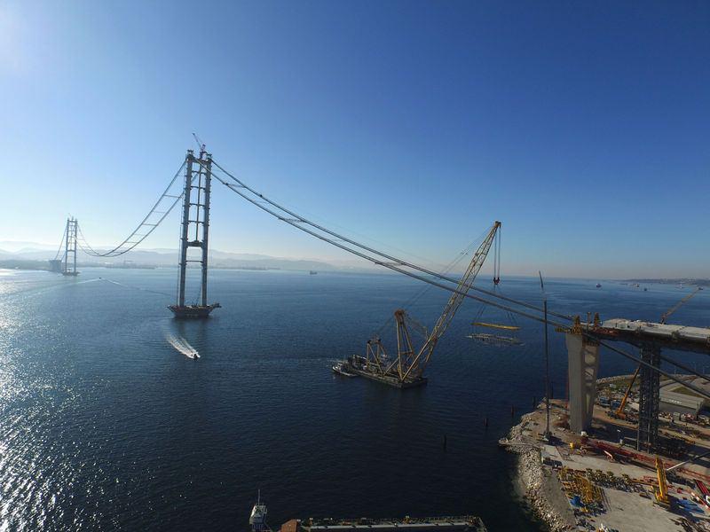 <p>İstanbul-İzmir arasındaki yolun 3,5 saate inmesini sağlayacak 433 kilometrelik uzunluğundaki projenin şu ana kadar yüzde 52’lik bölümünün tamamlandığı belirtildi.</p>