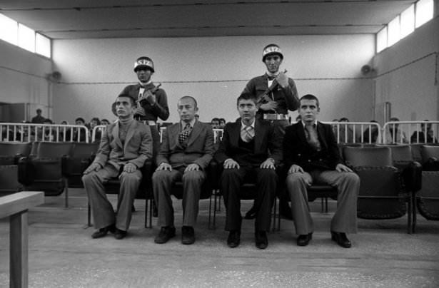 <p>16 Mayıs 1978'de Ankara'nın Keçiören ilçesinde 7 kişinin öldürüldüğü Piyangotepe katliamı sanıkları Sıkıyönetim Mahkemesi'nde yargılandı.</p>