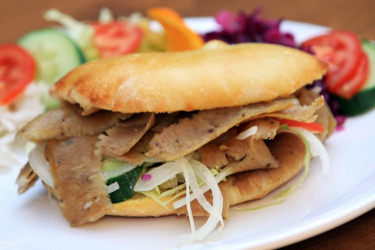 <p>Döner satışlarının patlaması ile birlikte, tavuk, kuzu ve hindi etinden de döner satılıyor. </p>