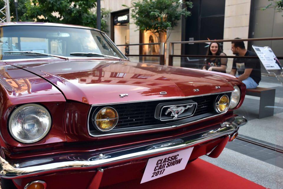 <p>Üçüncü kez organize edilen fuarın bu yılki teması "Lübnan'ın Otomobilcilik Mirasına Saygı". Beyrut'ta bir alışveriş merkezinde açılan fuarda devlet liderleri, sporcular ve ünlü kişilere ait otomobiller sergileniyor.</p>
