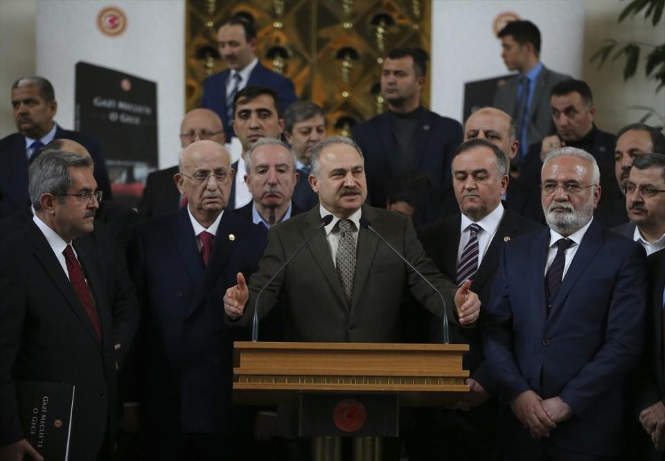 <p><strong>"Bir ay sonra geldiler"</strong></p>
<p>"Başbakan odasının oraya düşen bomba 20 metre Genel Kurul tarafında gelseydi, tavan çökmesi ve kim bilir kaç tane şehidimiz olacaktı?" diyen Kahraman, Genel Kurulun altında sığınak olduğunu sandıklarını belirtti. Kahraman, buraya tüm ihtiyaçlara cevap veren bir sığınak yapılacağını bildirdi.</p>