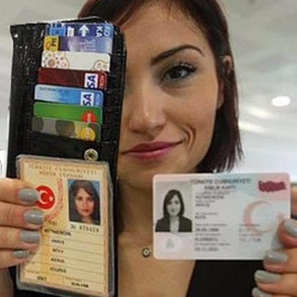 <p>Kimliği kanıtlayacak belge ibraz edemeyen erginlere kimlik kartı nasıl düzenlenir? <br />
<br />
On sekiz yaşını tamamlayanların; kimliğini kanıtlayacak fotoğraflı resmi belge ibraz edememesi durumunda, yaptırılacak soruşturma sonucuna göre başvuru alma işlemleri yapılır.</p>