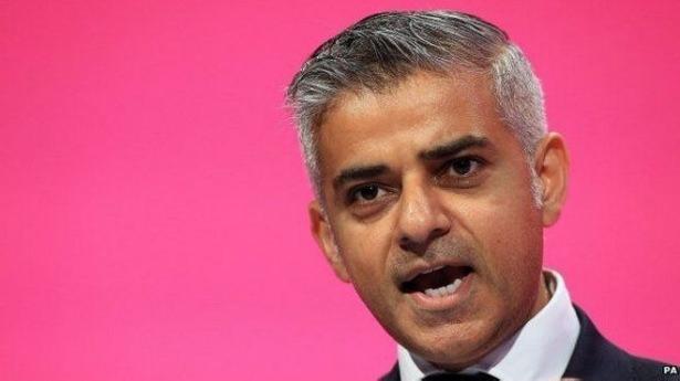 <p>Sadiq Khan, Pakistan göçmeni yoksul bir ailenin sosyal konutlarda büyüyen oğlu.</p>