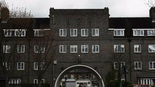 <p>Khan, sosyal konutlarda büyüyüp devlet okullarına gitti.Babasının otobüs şoförü maaşıyla büyüyen Khan, İşçi Partisi içinde parlayıp Londra'nın Tooting bölgesi milletvekilliğine seçilmişti. </p>