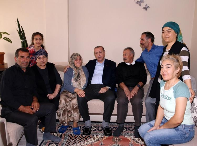 <p>Erdoğan  'çay var mı?' diye seslendikten sonra yapılan daveti geri çevirmeyerek Gönül ve Yücel Taşdemir çiftinin evine geçti. Erdoğan'ı karşılayan ev sahiplerinden birinin ağladığı görüntülere yansıdı.  </p>
