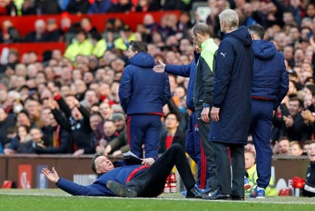 <p>Arsenal Teknik Direktörü Arsene Wenger de, meslektaşını şaşkın gözlerle izledi.</p>