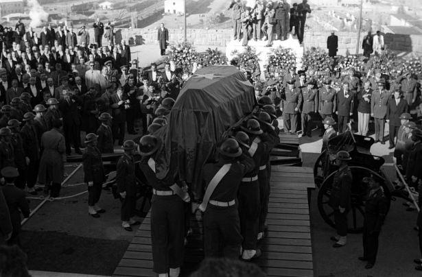 <p>. Atatürk'ün naaşı Anıtkabir'e defnedilmek üzere Etnografya Müzesi'nden çıkarılırken görülüyor</p>
