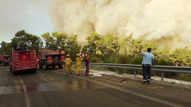 <p>Antalya Orman Bölge Müdürlüğü yetkililerinden alınan bilgiye göre, Erentepe Mahallesi'nde yeniden başlayan yangına Antalya, Denizli ve Muğla'nın Fethiye ilçesinden 6 helikopter, 2uçak, karadan 42 arozöz ve 200 civarında yangın işçisi müdahale ediyor.</p>

<p> </p>
