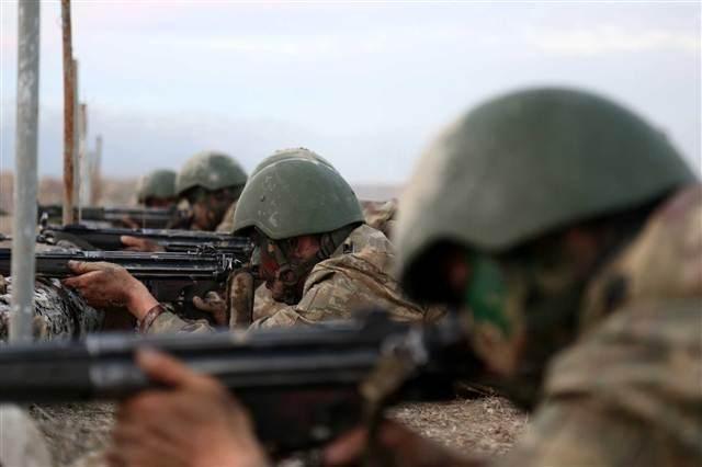<p>Zor arazi şartlarını kullanarak düşman bölgesine nasıl sızılacağı eğitimi alan erler, helikopterlerle düşman bölgesine yakın bir yere bırakılıyor.</p>
<p> </p>
