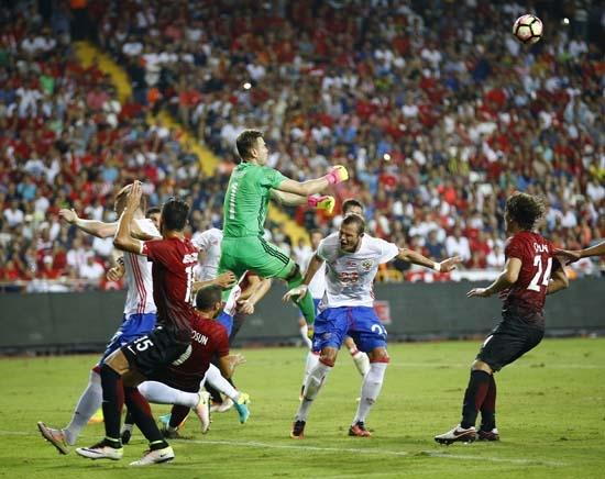 <p>Revizyona uğrayan yeni kadrosuyla Rusya ile dün Antalya Arena'da oynanan ve 0-0 sona eren karşılaşmada Fatih Terim'in maç sırasındaki neşeli hali objektiflere yansıdı.</p>
