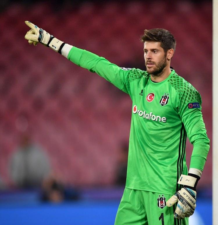 <p>'FABRI, MUCİZELER FABRİKASI'<br />
<br />
Corriere dello Sport, Beşiktaş’ın İspanyol kalecisi Fabri’ye ayrı parantez açarken, "Fabri, mucizeler fabrikası: Mertens’in 2 pozisyonu ve 1 penaltı kurtardı, gecenin kahramanı. Takım arkadaşlarının onu kucaklamaları ve elini öpmeleri gerekir." değerlendirmesinde bulundu.</p>