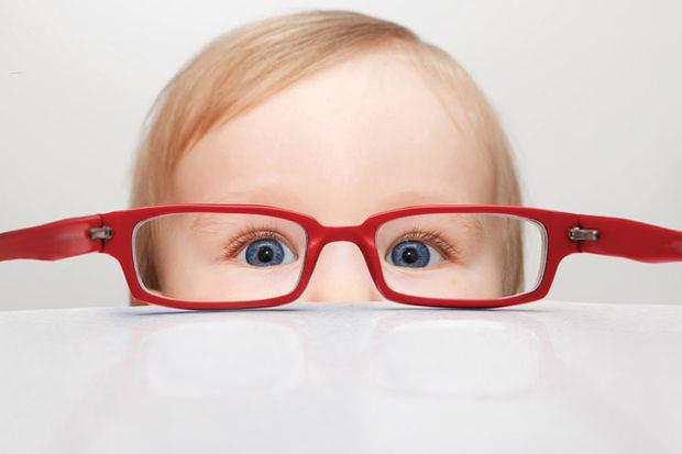<p>Gözünde rahatsızlık bulunan çocuklara doktor tarafından gözlük verilince ebeveynler birden telaşa kapılabiliyor. Hatta çocuklarını farklı doktora götürerek, "Gözlüğe ihtiyacı yok" cümlesini duymaya çalışırlar. </p>
