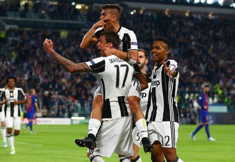 <p>Üst düzey antrenörlerin bile nadiren görebileceği şekilde Messi’yi hatırlatıyordu Dybala. Hızlanması, topu sürüş şekli hatta vuruş stili bile neredeyse aynıydı. Ondaki olağanüstü tekniğin klonlanmış hali gibiydi ve bu ona taktiksel anlamda da özgürlük sağlıyordu.</p>
