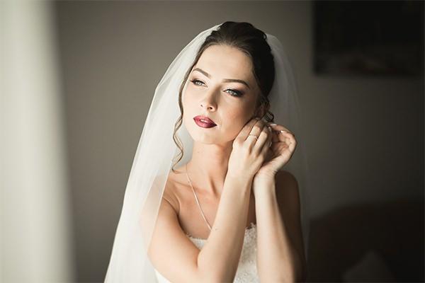 <p><strong>Terazi burcu</strong></p>
<p>Estetik anlamda iddialı olan terazi burcu kadını, düğün makyajında bronzer ve aydınlatıcı uygulamaları tercih edebilir. </p>