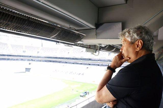 <p>Rumen teknik adamın bu göreve oldukça sıcak baktığını belirten Topsakal, “Görüşmemiz çok olumlu geçti. Teklifimizden mutlu oldu. Lucescu, ‘Seve seve gelirim ama önce takımı inceleyip ona göre karar vermek istiyorum. Bana birkaç gün süre verin’ dedi. Takımla ilgili detaylı bilgi istedi. Kabul edeceğini sanıyorum. Salı gününe kadar kararını vermesini bekliyoruz” ifadelerini kulanmıştı.</p>

