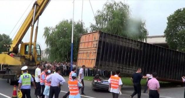 Vin&ccedil; ve kurtarma ekiplerinin saatlerce s&uuml;ren hummalı &ccedil;alışması sonrası kurtulan kadına, &Ccedil;in medyası da geniş yer ayırdı.