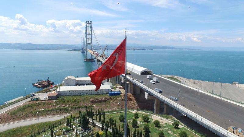 <p>İzmit Körfezi Geçiş Köprüsü 1.1 milyar dolarlık yatırımla gerçekleştiriliyor. Proje tamamlandığında halen 8-10 saat süren İstanbul-İzmir yolunun 3,5 saate inmesi ve karşılığında yılda 650 milyon dolar tasarruf sağlanması öngörülüyor. Köprüden geçiş ücreti ise 35 dolar artı KDV olacak.</p>
