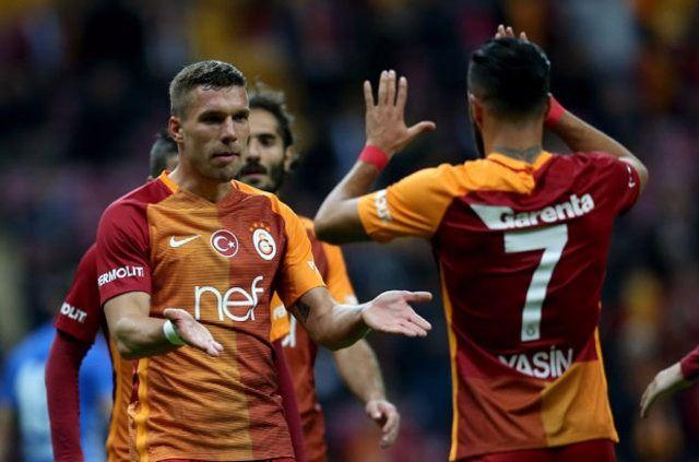 <p>Geçtiğimiz günlerde yönetimin kapısını çalan Alman bir menajerin, Lukas Podolski için ABD, Çin ve Ortadoğu'dan teklifler olduğunu ilettiği belirlendi.</p>