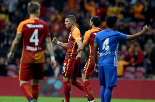 <p>Sakatlığı nedeniyle bu sezon sadece iki maçta 90 dakika sahada kalabilen Podolski, buna rağmen forma giydiği 5 resmi maçta 5 kez fileleri havalandırarak kalitesini bir kez daha ispatlamıştı.</p>