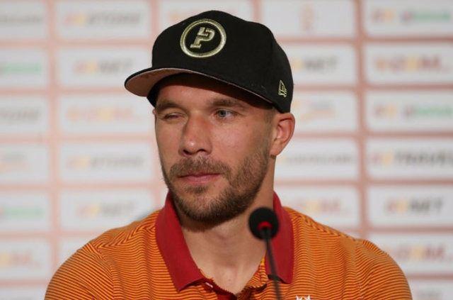 <p>Öte yandan Alman Bild gazetesi, kupa maçında hat-trick yapan Podolski'nin altın rengindeki yeni ayakkabılarının fotoğrafını yayınlayarak, "Poldi olacak Goldi" diye yazdı. </p>
