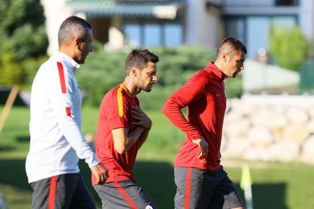 <p>Galatasaray'ın yıldız transferi Lukas Podolski, takımın Avusturya Kampı'na katıldı. Alman oyuncu, sahaya gelir gelmez Hamza hoca ile görüştü.</p>