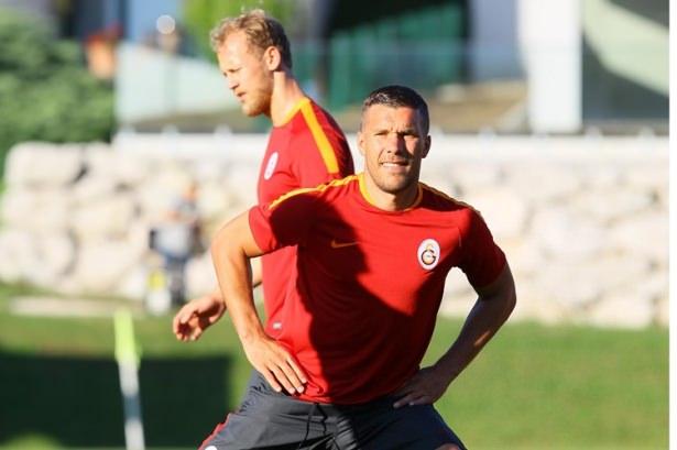 <p>Galatasaray'ın yıldız transferi Lukas Podolski, takımın Avusturya Kampı'na katıldı. Alman oyuncu, sahaya gelir gelmez Hamza hoca ile görüştü.</p>