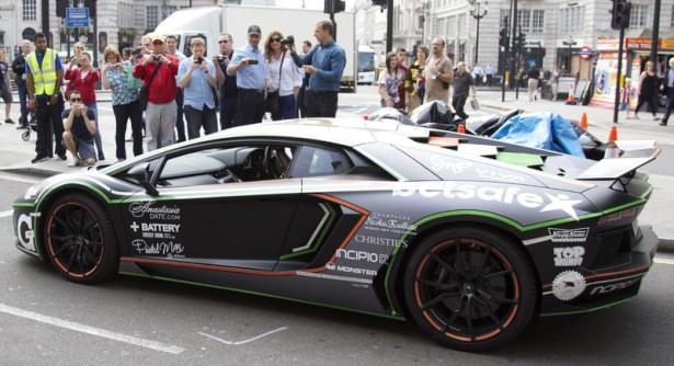 <p>Eski pilot ve tasarımcı Maximillion Cooper'ın 1999 yılında İngiltere'de kurduğu Gumball 3000 Vakfı tarafından bu yıl 15'incisi düzenlenen ''Gumball 3000 Rallisi''ne katılan lüks yarış otomobilleri İngiltere'nin başkenti Londra'dan ayrıldı.</p>