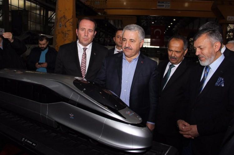 <p><strong>Ancak, bunun Bursa'ya uzatılması, Afyonkarahisar üzerinden Antalya'ya, Karadeniz'e, İzmir'e uzatma çalışmalarımız devam ediyor.</strong></p>

