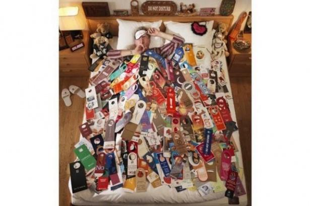 <p>Otellerde oda kapılarına asılan "Rahatsız etmeyin" yazılarının en büyük koleksiyonu İsviçreli Jan-François Vernetti'ye ait. Vernetti, 1985 yılından bu yana ziyaret ettiği 189 otelden toplam 11 bin 111 "Rahatsız etmeyin" yazısı topladı</p>

<p> </p>
