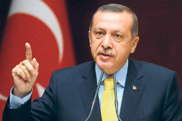 <p>CUMHURBAŞKANI YALNIZ KALDI<br />
<br />
17-25 Aralık operasyonundan sonra Türkiye'de Fetullah Gülen gerçeğini herkes görmüş oldu. Ama onunla mücadeleyi tüm devletin kurumları yapacakken yine yalnız sayın Cumhurbaşkanı yapmaya çalıştı. Tek beyanat veren, bu konuda fikrini söyleyen sayın Cumhurbaşkanı. Onun yanında hiç kimsenin bir tane beyanatını duyamazsınız 15 Temmuz gecesine kadar. Ondan sonra herkes fikrini söylemeye başladı.</p>