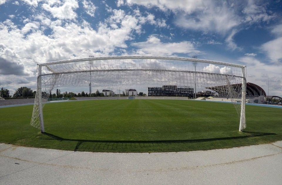 <p>Bölgenin uygun iklimi dolayısıyla Avrupa'dan çok sayıda futbol takımının kamp yapmak için tercih ettiği başkent Bratislava'nın 30 kilometre uzağındaki Samorin'de bulunan tesis, birçok spor branşında olimpik düzeyde hizmet veriyor.</p>

<p> </p>

