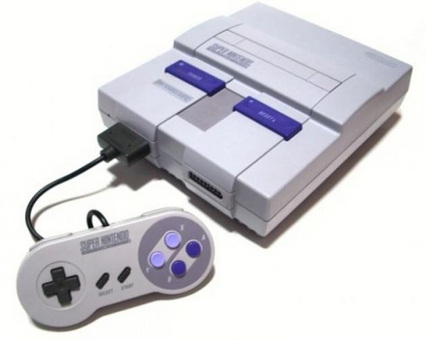 <p><strong>1990: Super Nintendo</strong><br />
Nintendo'nun ilk ürünü piyasaya çıkar çıkmaz tükenen ürünler listesinde yer alıyor. Özellikle Japonya'da piyasaya çıkar çıkmaz 300 bin birim sattı.</p>
