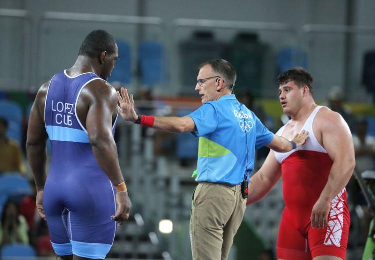 <p>2016 Rio Olimpiyatları'nda grekoromen stil 130 kiloda mindere çıkan Kayaalp, rakiplerini eze eze çıktığı final maçında Kübalı Mijain Lopez ile karşılaştı.</p>
