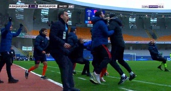 <p>Başakşehir Fatih Terim Stadı'nda oynanan maçta Medipol Başakşehir'in golünü 90+4'üncü dakikada Emre Belözoğlu'nun sağ kanattan ceza alanına gönderdiği topa Mustafa Pektemek'in vuramamasının ardından sahip olan İrfan Can Kahveci kaydetti.</p>

